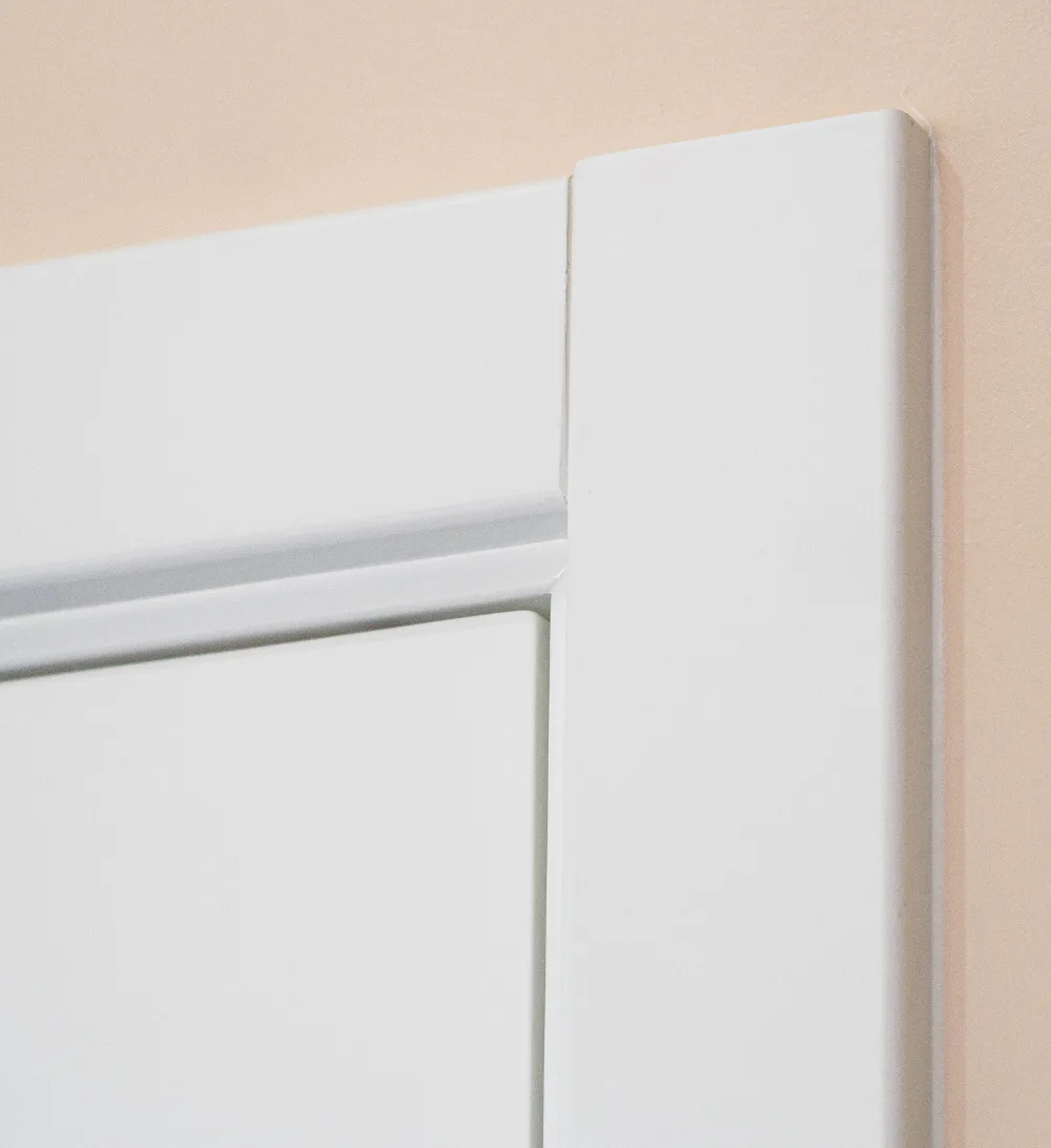 Friso de porta laqueada em detalhe