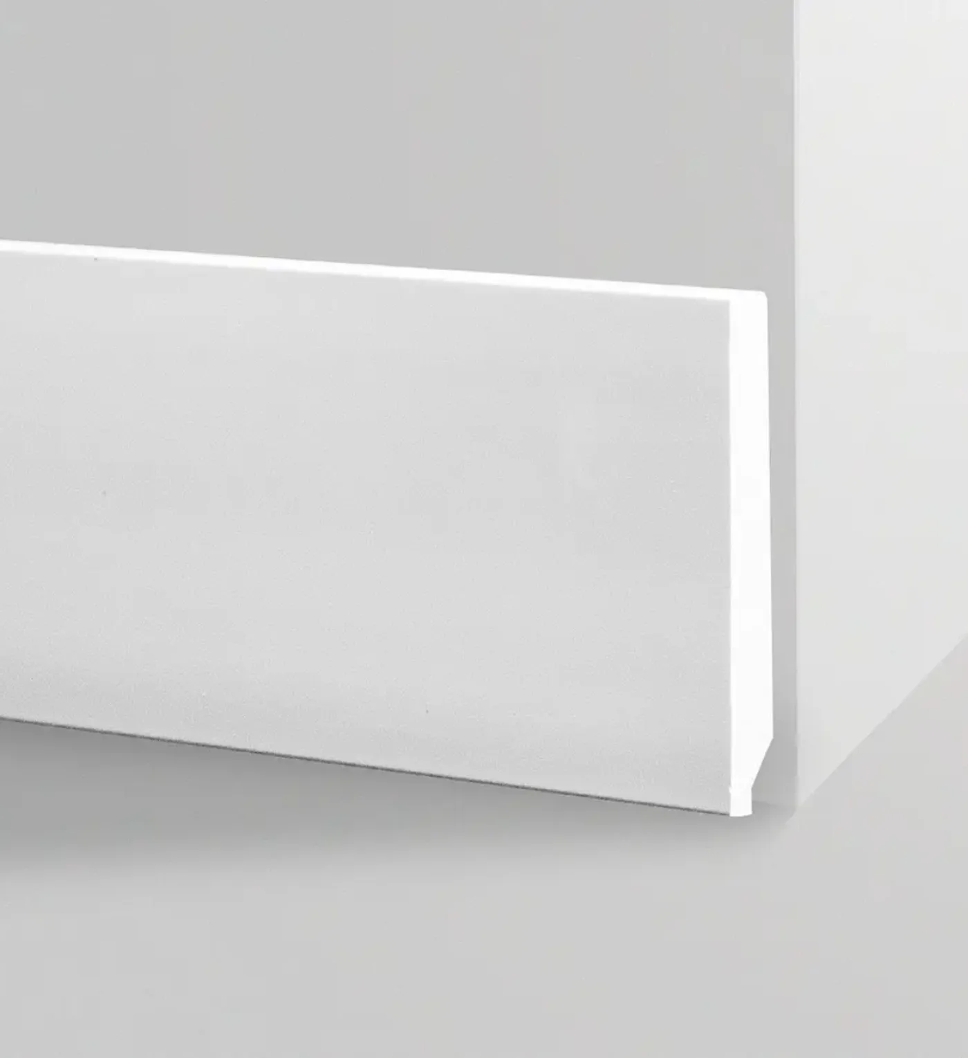 Rodapé branco em detalhe