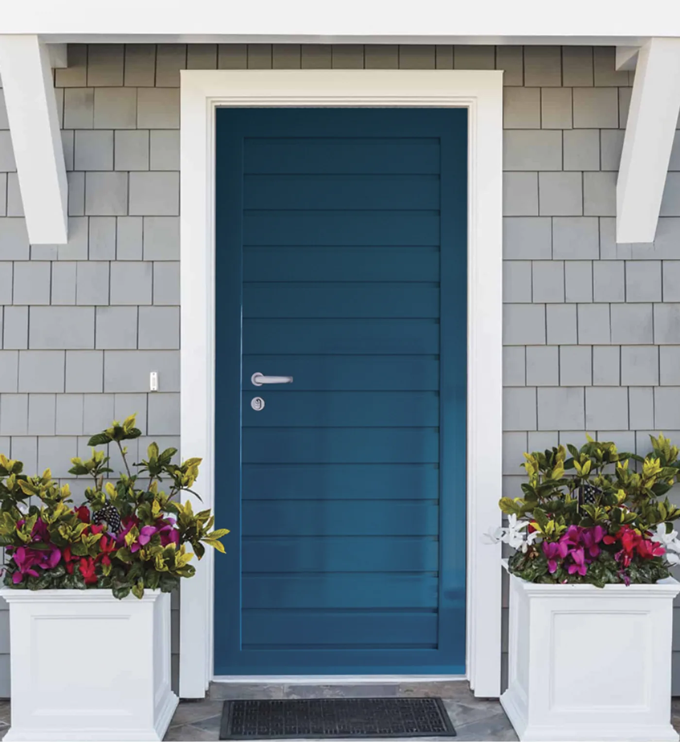 Porta de entrada azul em fachada de casa