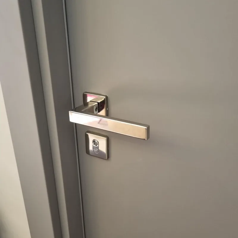 Detalhe de maçaneta em porta laqueada