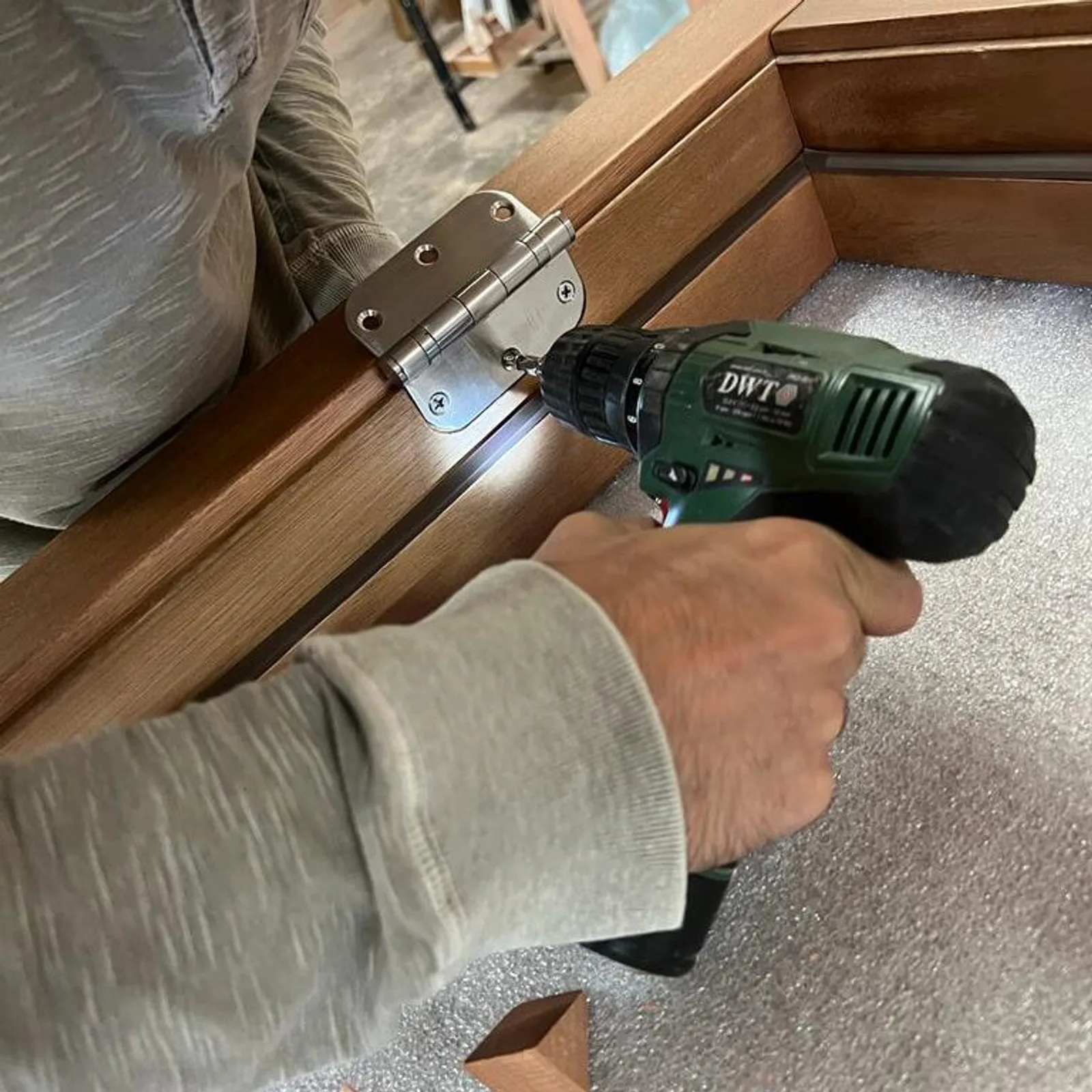 Instalador fixando a porta